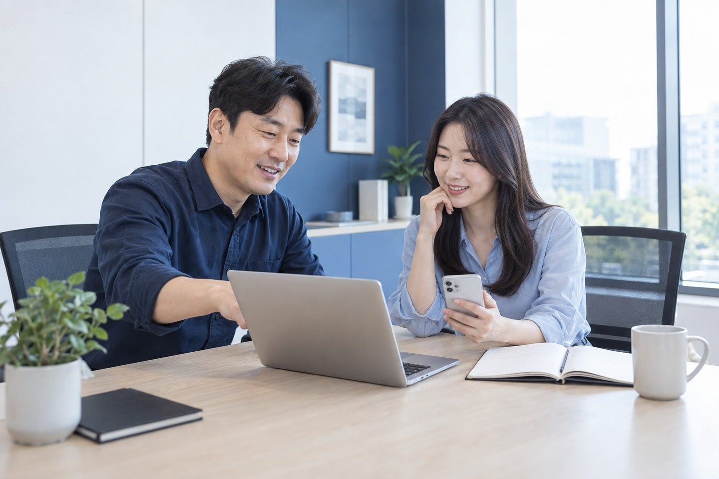 업무 자리에서 노트북 화면을 함께 보는 두 사람 — 배달대행 PG사 신청 구성구성, 맡길 칸과 둘 칸을 같이 가릅니다. 연락 주시면 범위부터 정해 드려요.